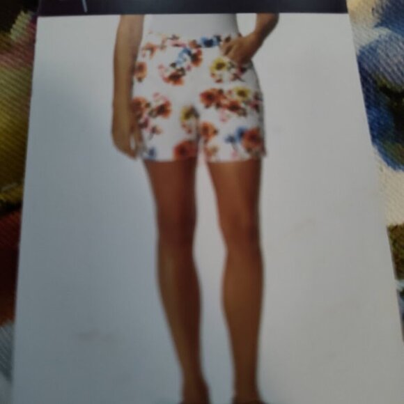 Gloria Vanderbilt Amanda Short Length High Risa Women's Shorts Floral Size 12 - Picture 4 of 7